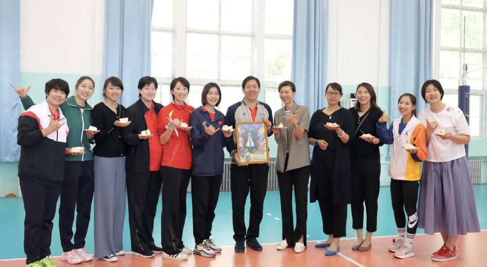 英超-曼城1-1利物浦 哈兰德50球里程碑阿诺德扳平北京时间11月25日20:30，英超联赛第13轮曼城迎战利物浦的比赛，上半场阿利森开门球失误，阿克助攻哈兰德低射破门创造英超最快达成50球的记录，半场结束，曼城1-0利物浦。